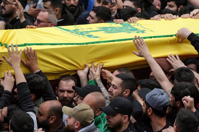 Archivo - April 8, 2024, Beirut, Beirut, Lebanon: Pro-Iranian supporters carry the coffin of party senior commander ALI AHMAD HUSSEIN, who was killed in an overnight Israeli air raid in south Lebanon, during his funeral procession in Beirut southern subur