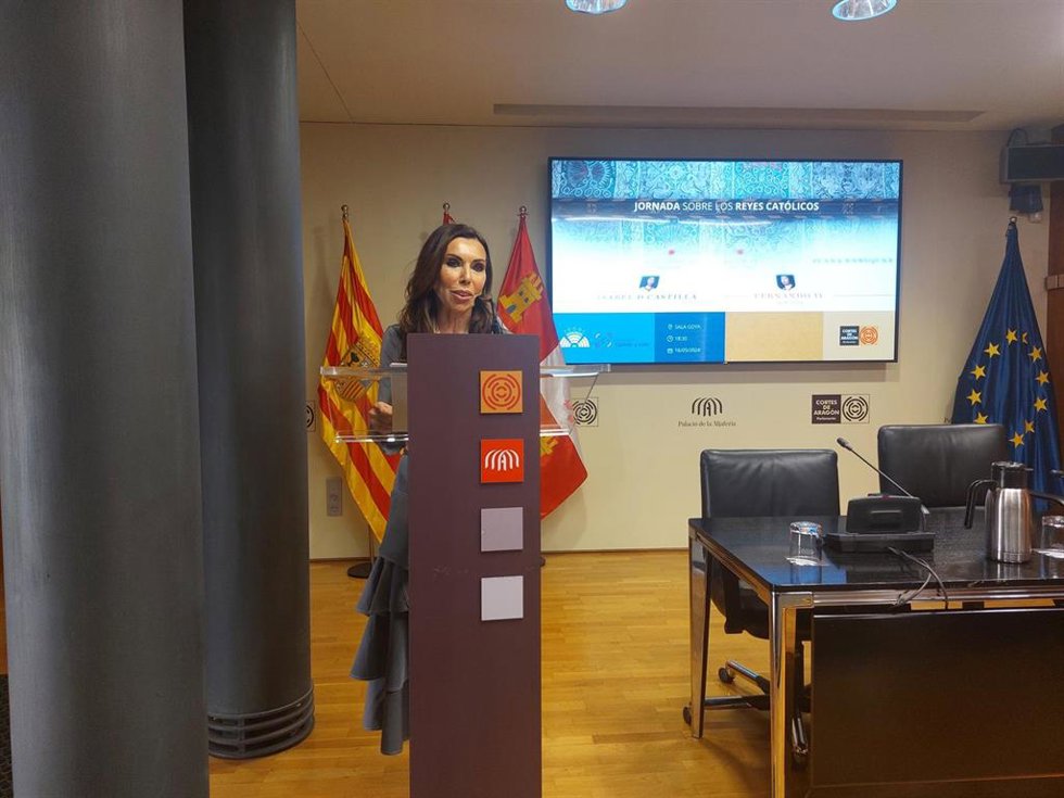 La presidenta de las Cortes de Aragón, Marta Fernández, inaugura la jornada sobre los Reyes Católicos.