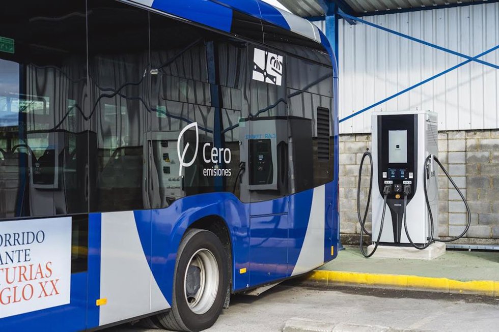 Autobús eléctrico, junto al cargador