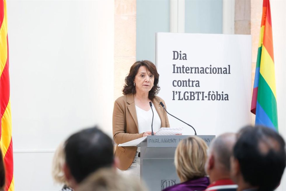 La presidenta del Parlament, Anna Erra, en un acto por el Día Internacional contra la LGTBIfobia