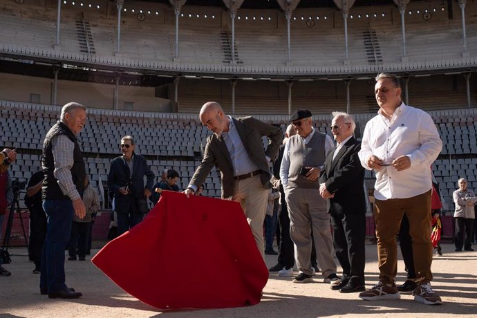 Taurinos enseñan a capotear al líder del PP en el Ayuntamiento de Barcelona, Daniel Sirera, en La Monumental