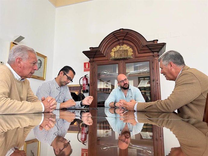 El alcalde de El Puerto de Santa María, Germán Beardo, se ha reunido con la junta directiva de la Asociación de Familias Numerosas de Cádiz (Asfanuca)