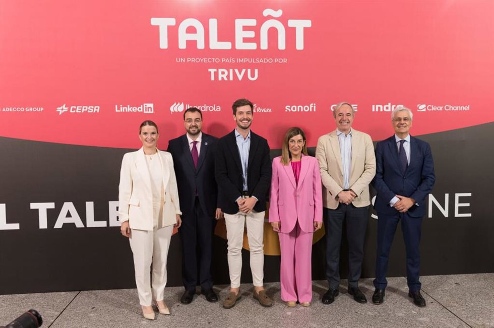 La presidenta del Govern, Marga Prohens (i), en el foro anual Taleñt 2024.
