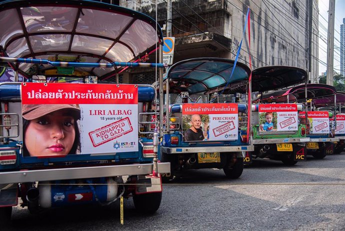 Archivo - January 12, 2024, Bangkok, Thailand: Portraits of people who were kidnapped to Gaza with a Thai message that says ''Free Hostages to Home Now'' are seen hanging on the auto-rickshaws during a campaign '' Bring Them Home Now'' at the Embassy of I