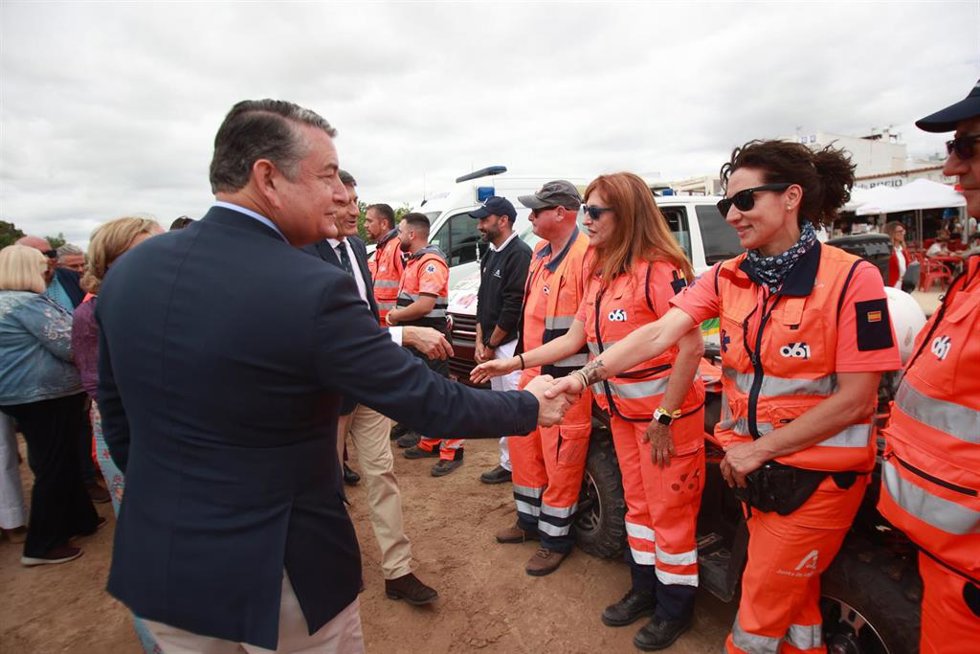 El consejero de la Presidencia, Interior, Diálogo Social y Simplificación Administrativa, Antonio Sanz, durante la visita al dispositivo de seguridad del Plan Aldea 2024.