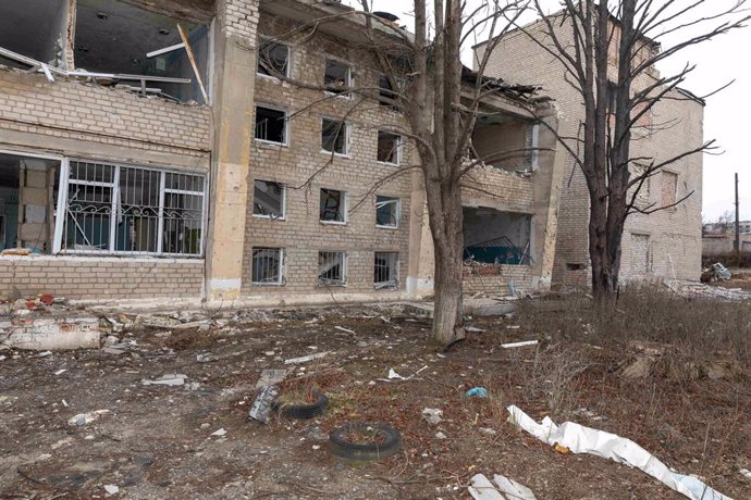 Archivo - Un edificio destrozado tras un bombardeo por parte de las fuerzas rusas en la ciudad de Jersón, en el sur de Ucrania