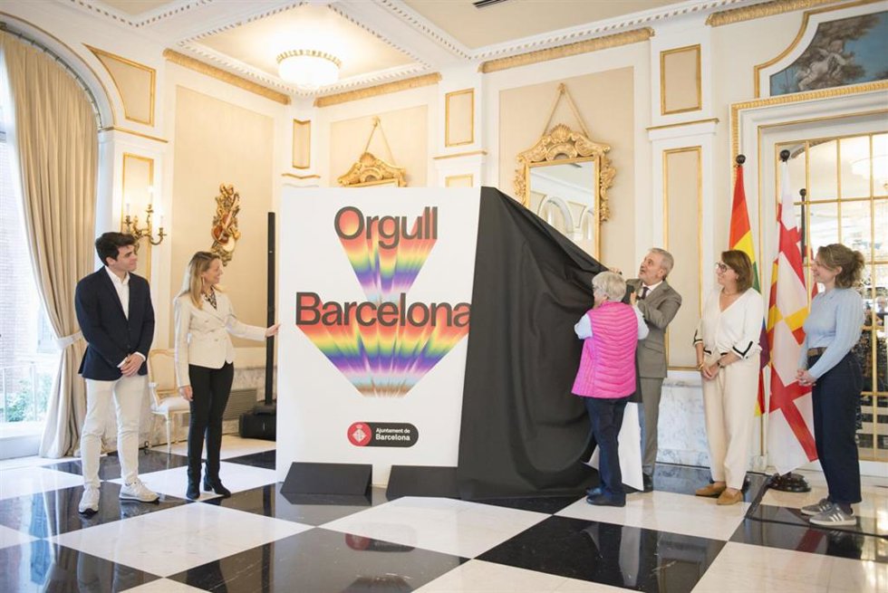 El alcalde de Barcelona, Jaume Collboni, presenta el cartel de la campaña 'Orgull Barcelona'