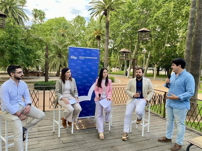 Participantes en el acto de NNGG Córdoba.