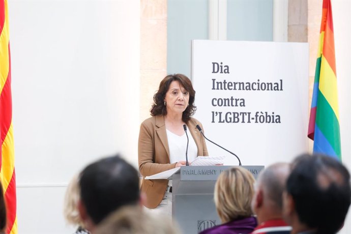 La presidenta del Parlament, Anna Erra, en un acte pel Dia Internacional contra la LGTBIfobia