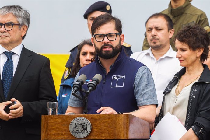 Archivo - February 8, 2024, ViñA Del Mar, Chile: President Gabriel Boric speaks to the press during the press conference in support of families affected by the mega fire. The president of Chile Gabriel Boric holds a press conference about to the mega fire