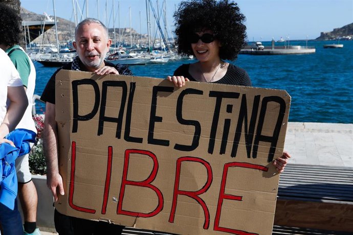 Varias personas protestan para que el buque Borkum no amarre en el puerto de Cartagena