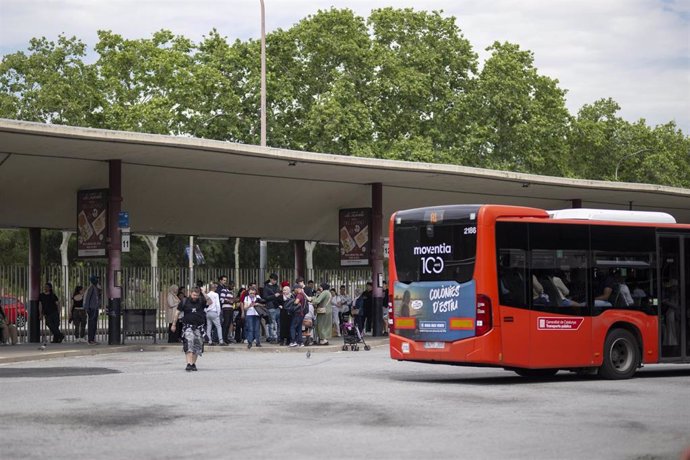 Varias personas en la estación de autobuses 'Fabra i Puig' por la avería de Rodalies, a 12 de mayo de 2024, en Barcelona, Catalunya (España)