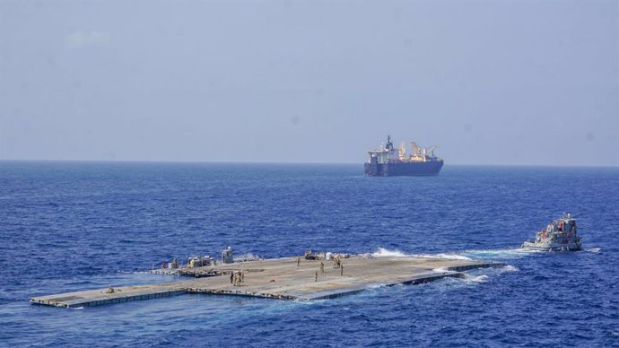 Trabajos de instalación de un muelle flotante en la costa de la Franja de Gaza por parte del Ejército de Estados Unidos (archivo)