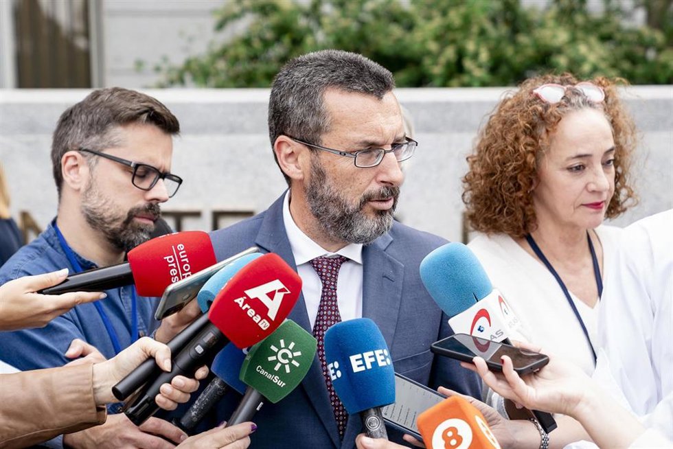 El alcalde de La Línea de la Concepción, José Juan Franco, atiende a los medios de comunicación tras la reunión con el ministro de Asuntos Exteriores, Unión Europea y Cooperación, José Manuel Albares, y los alcaldes del Campo de Gibraltar. ARCHIVO