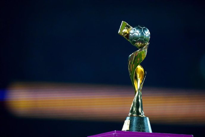 Archivo - Imagen del trofeo de la Copa del Mundo Femenina de Fútbol en la final de 2023