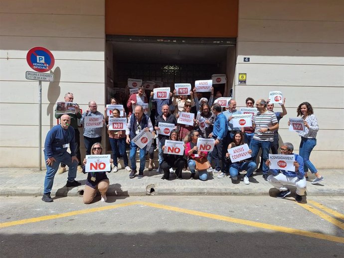 Trabajadores se manifiestan ante la sede central del Fogaiba contra el despido de un empleado vulnerable