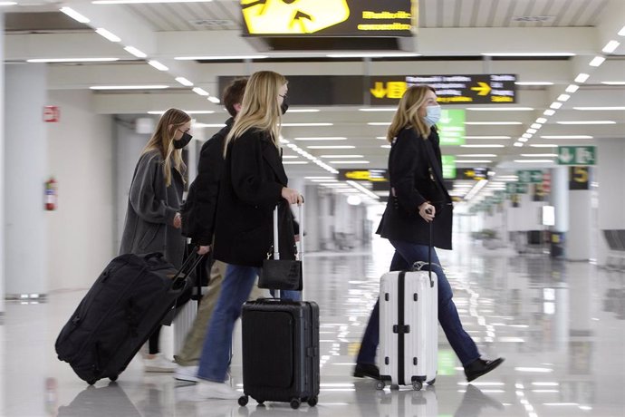 Archivo - Viajeros a su llegada al aeropuerto de Palma