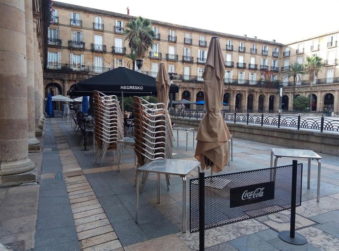 Archivo - Locales de hostelería cerrados en la Plaza Nueva de Bilbao