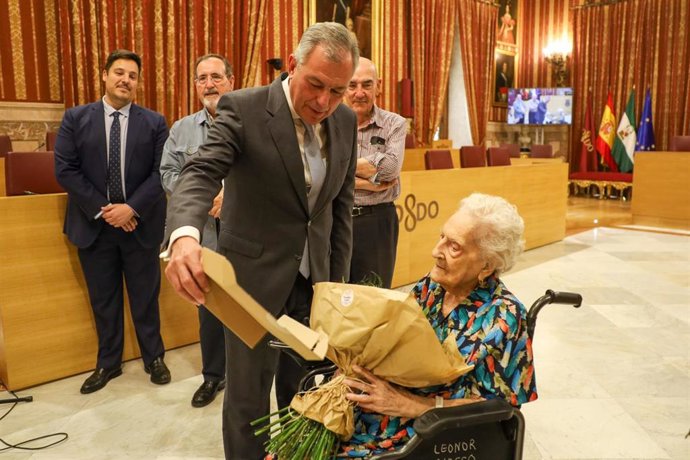 El alcalde de Sevilla, José Luis Sanz, acompañado del delegado de Barrios de Atención Preferente y Derechos Sociales, José Luis García, reciben a Leonor Riesco González, una sevillana de 104 años.
