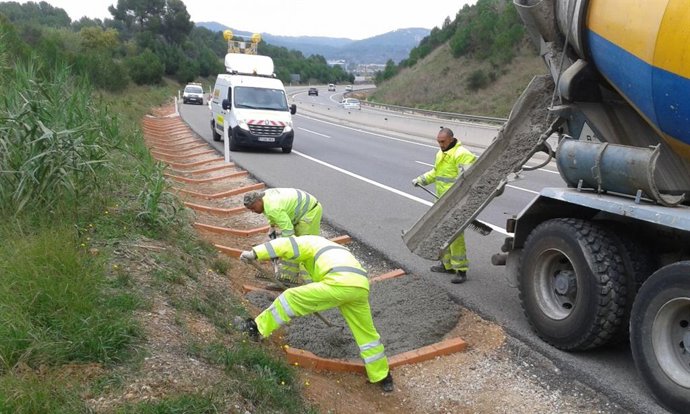Trabajos de mantenimiento de una carretera.