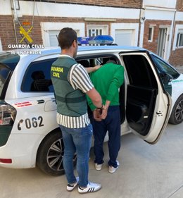 Detingut per sostraure un vehicle a Almassora amb el qual va robar en establiments de Benicàssim