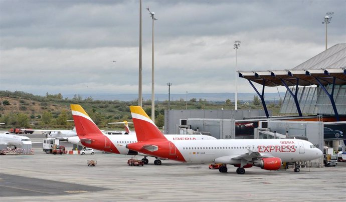 Archivo - Aviones de Iberia Express