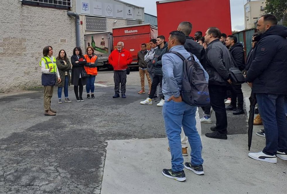 Participantes de la primera edición de la Academica Voldis, un proyecto impulsado por la Fundación Mahou San Miguel y Voldis para formar en distribución y logística a las personas participantes del Plan de Empleo de Cruz Roja.