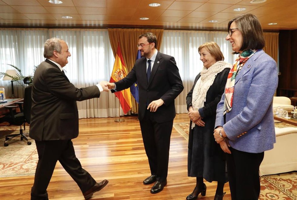 El ministro de Industria, Jordi Hereu, saluda al presidente del Principado de Asturias, Adrián Barbón, en presencia de la alcaldesa de Avilés, Mariví Monteserín, y la consejera de Transición Ecológica, Industria y Desarrollo Económico, Nieves Roqueñí.