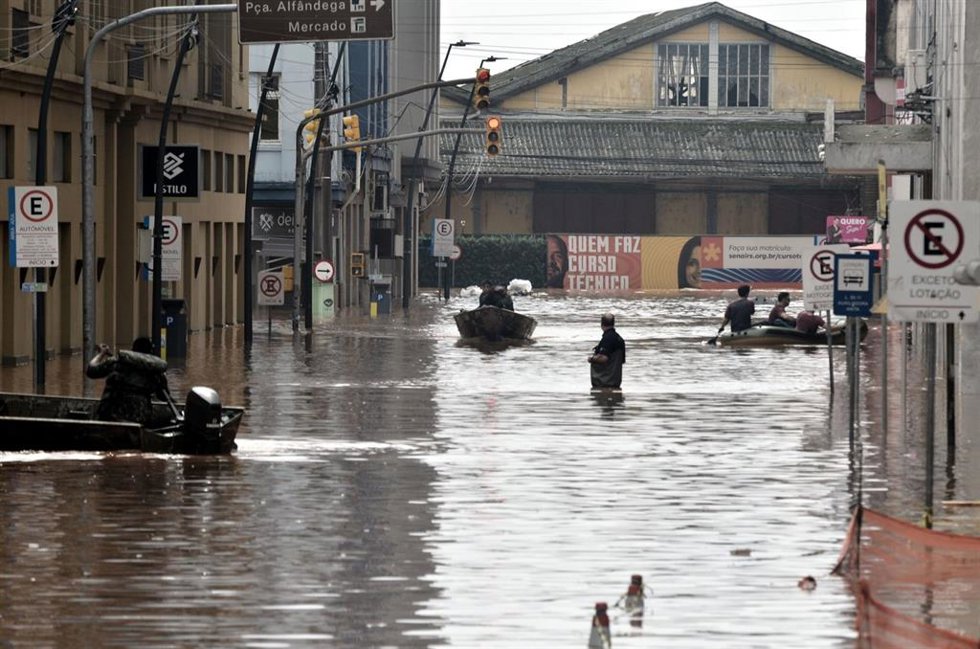 Una calle anegada por las inundaciones en Porto Alegre