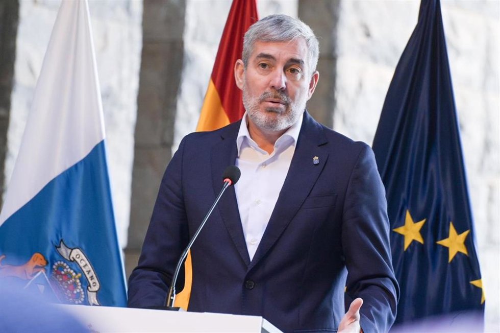 Archivo - El presidente de Canarias, Fernando Clavijo, en rueda de prensa