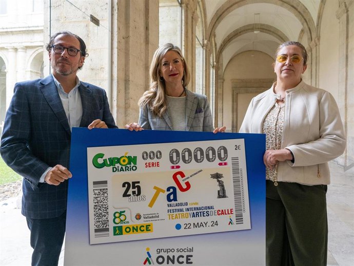 La concejala de Educación y Cultura del Ayuntamiento de Valladolid, Irene Carvajal, en el medio; ell delegado ONCE en Castilla y León, Ismael Pérez, y la presidenta del Consejo Territorial ONCE en Castilla y León, Araceli de las Heras.