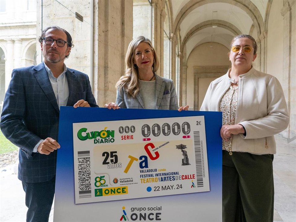 La concejala de Educación y Cultura del Ayuntamiento de Valladolid, Irene Carvajal, en el medio; ell delegado ONCE en Castilla y León, Ismael Pérez, y la presidenta del Consejo Territorial ONCE en Castilla y León, Araceli de las Heras.