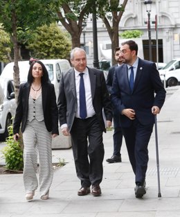 Adrián Barbón, a la derecha