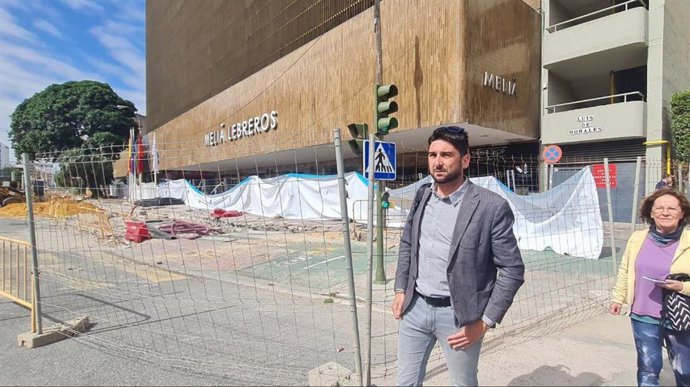 El concejal de Izquierda Unida en el Ayuntamiento de Sevilla, Ismael Sánchez, en la calle Luis de Morales.