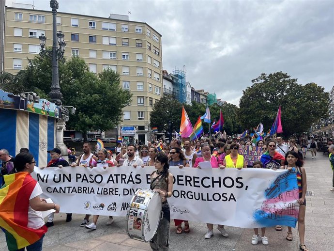 Archivo - Manifestación Orgullo LGTBIQ+ en Santander