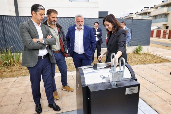 La nueva contrata de recogida de residuos de Valdespartera inicia la sustitución de los contenedores soterrados.