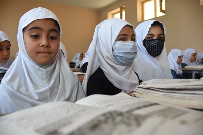 Archivo - (210915) -- BALKH, Sept. 15, 2021 (Xinhua) -- Afghan girls attend a class at a local school in Mazar-i-Sharif, capital of Balkh province, Afghanistan, Sept. 14, 2021.