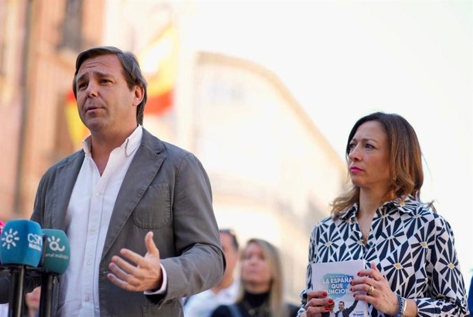 El secretario general del PP-A, Antonio Repullo, atiende a los medios en Málaga.