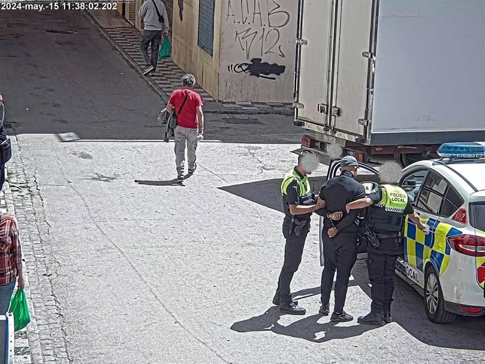 Imagen de las cámaras de viodevigilancia que grabaron la detención de un hombre acusado de agredir a un policía local de Algeciras cuando la grúa retiraba su coche
