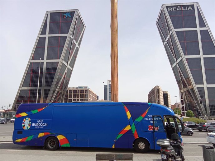 Un autobús de la UEFA Euro 24 está recorriendo las calles y colegios de Madrid