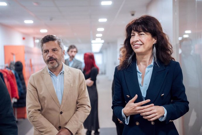 La ministra de Igualdad, Ana Redondo, durante su visita a la sede del servicio 028 de teléfono de emergencia, a 17 de mayo de 2024, en Madrid (España). 