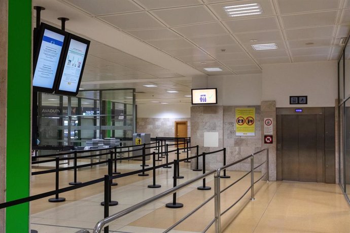 Archivo - Control de pasaportes del Aeropuerto de Girona-Costa Brava