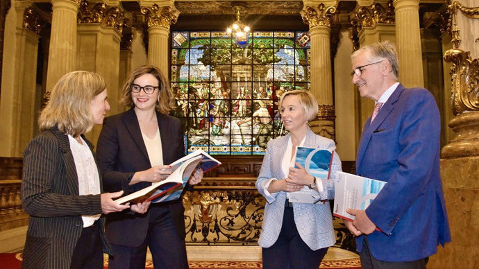 La Diputada General de Bizkaia, Elixabete Etxanobe, acompañada de la diputada foral de Promoción Económica, Ainara Basurko, se ha reunido en el Palacio Foral con Iván Martén y María José Aranguren, presidente y directora general de Orkestra, respectivam