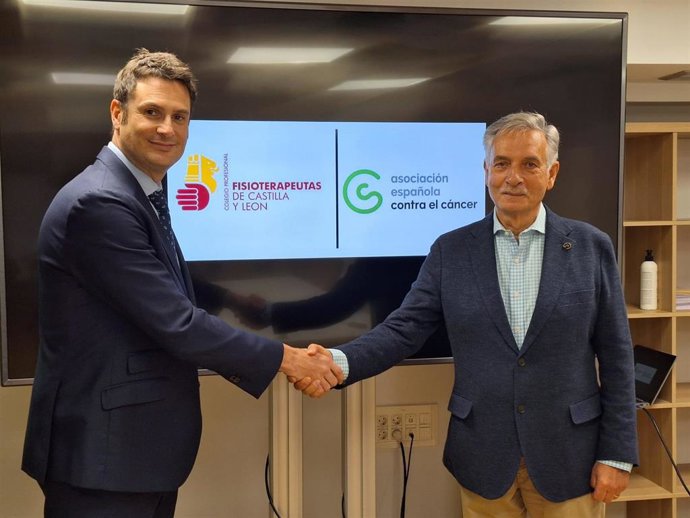 José Luis Morencia (i) y Artemio Domínguez, durante la firma del acuerdo.