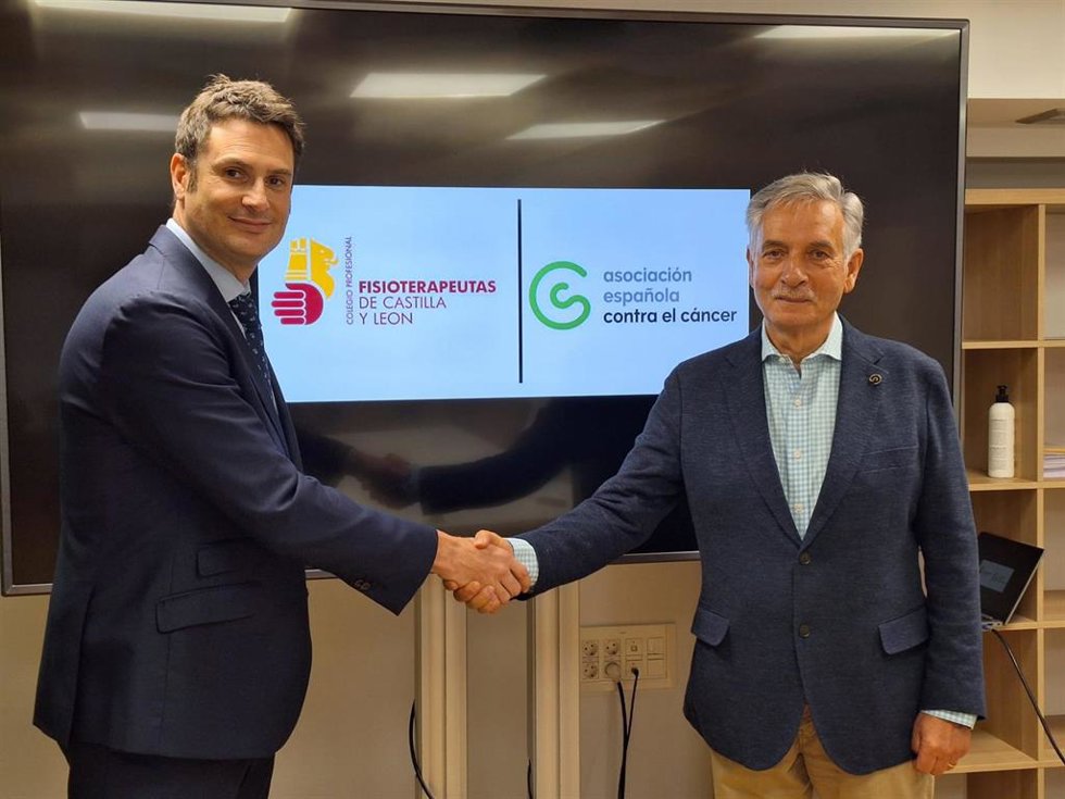 José Luis Morencia (i) y Artemio Domínguez, durante la firma del acuerdo.