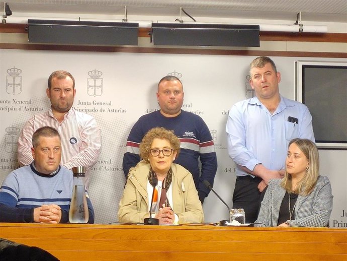 Las diputadas del PP Gloria García y Cristina Vega en la Junta General junto a padres de alumnado del colegio El Pascón de Tineo