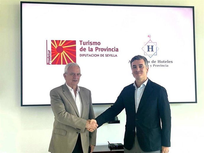 El vicepresidente de Prodetur, Rodrigo Rodríguez Hans, con el presidente de la Asociación de Hoteles de Sevilla y Provincia (AHSP) y también presidente de la Comisión de Turismo de la CES, Manuel Cornax.