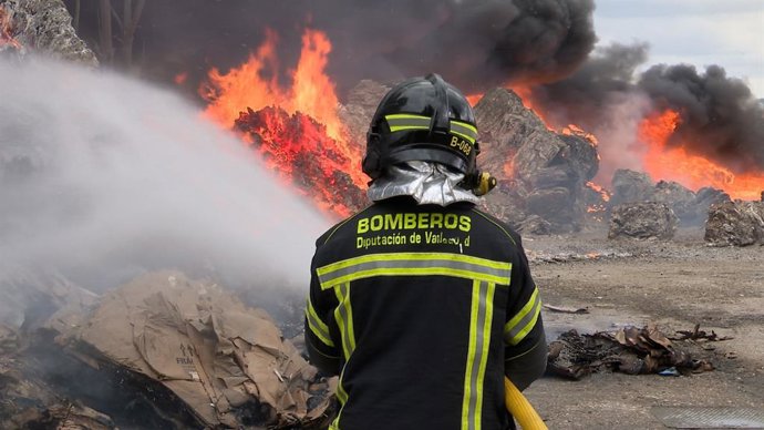 Un bombero de la Diputación provincial trabaja en la extinción del incendio de una planta de reciclaje en Aldeamayor.