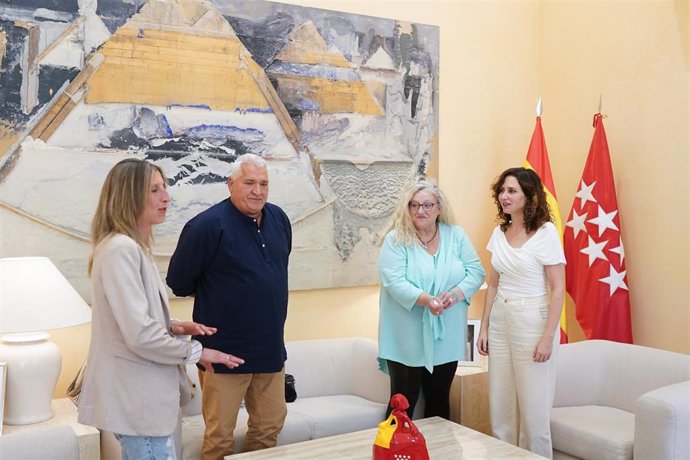 La presidenta Díaz Ayuso se reunió ayer con los padres y la hermana de Sandra Palo, vecina de la localidad de Getafe