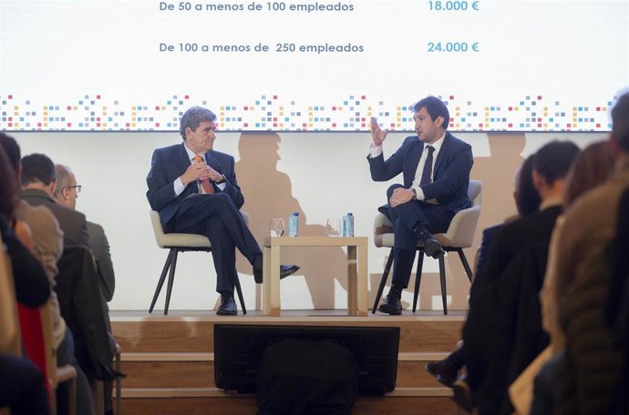 El ministro para la Transformación Digital y de la Función Pública, José Luis Escrivá (i), y el director general de Red.es, Jesús Herrero (d) en Madrid (España). 